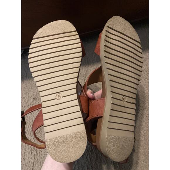 Women's Very G strappy brown Sandals size 6 - Picture 6 of 6